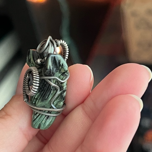 Kambaba Jasper wolf in antiqued sterling silver wire wrapped. - Picture 5 of 6